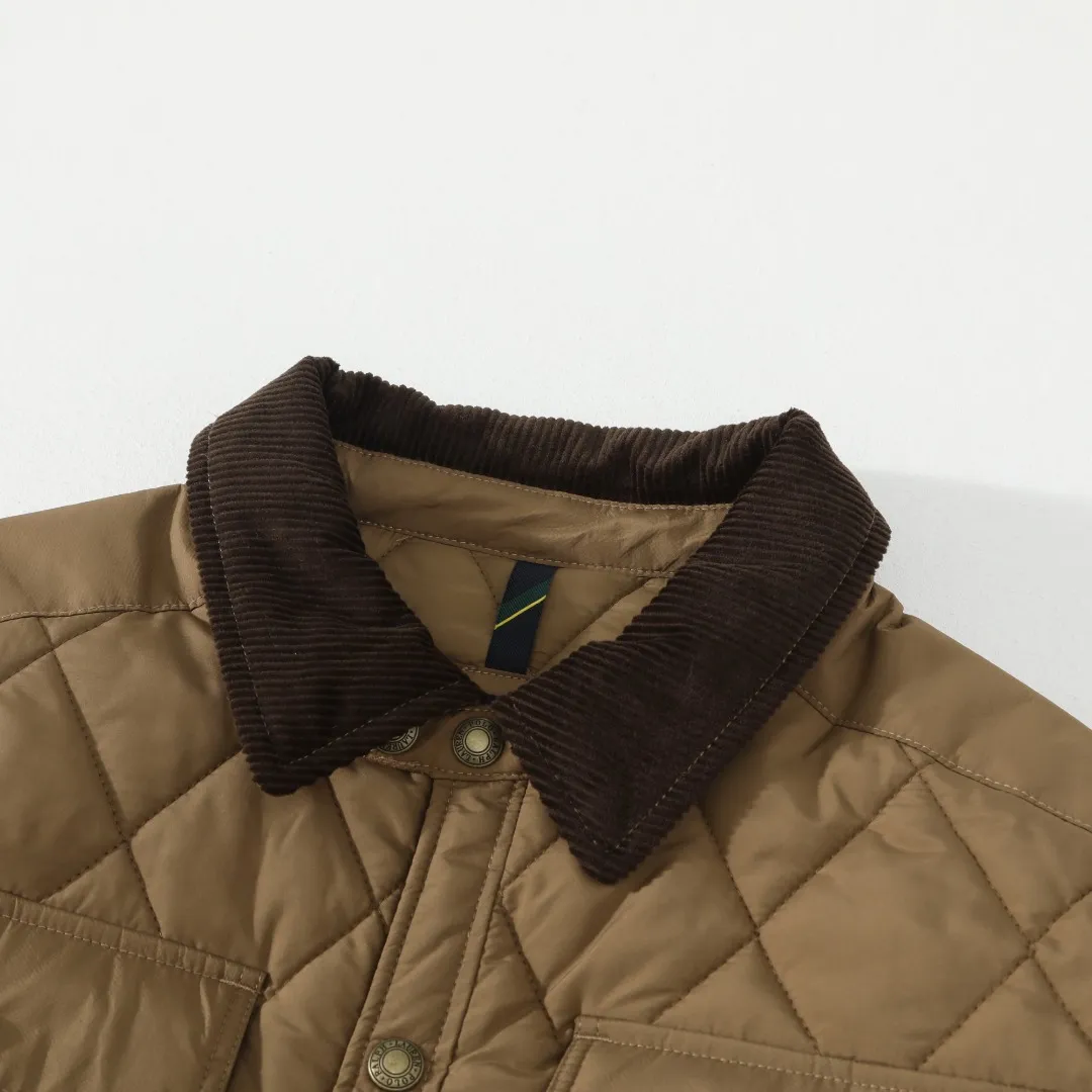 P370 #59 Ralph Lauren classic rhombus quilted cotton jacket for men and women. Inspired by retro workwear, it blends with contemporary British style. The imported machine-pressed rhombus quilting is accurately aligned, and the three-dimensional H-shaped tailoring is neat and slim. It is not bulky when layered in autumn and winter, and still maintains a light style.  Texture is reflected in the details: customized metal buckles, corduroy lapels, breathable eyelets under the arms, and slits on the hem, all replicating the brand's high-end genes. All excipients are standardized!  Five colors to choose from: black/khaki/brown/green/navy blue, easy to switch between commuting, leisure, and travel occasions. Function and appearance coexist: 37.5°C temperature control black technology, breathable and moisture-proof, anti-slip cotton patented fabric, temperature-locking, soft and waxy, durable and stylish. A retro warm-keeping item that can handle low temperatures calmly. The details are all made of craftsmanship, and the style has no limits. It has a classy look that will turn heads.  Color: Khaki Black Navy Green Brown Size: S M L